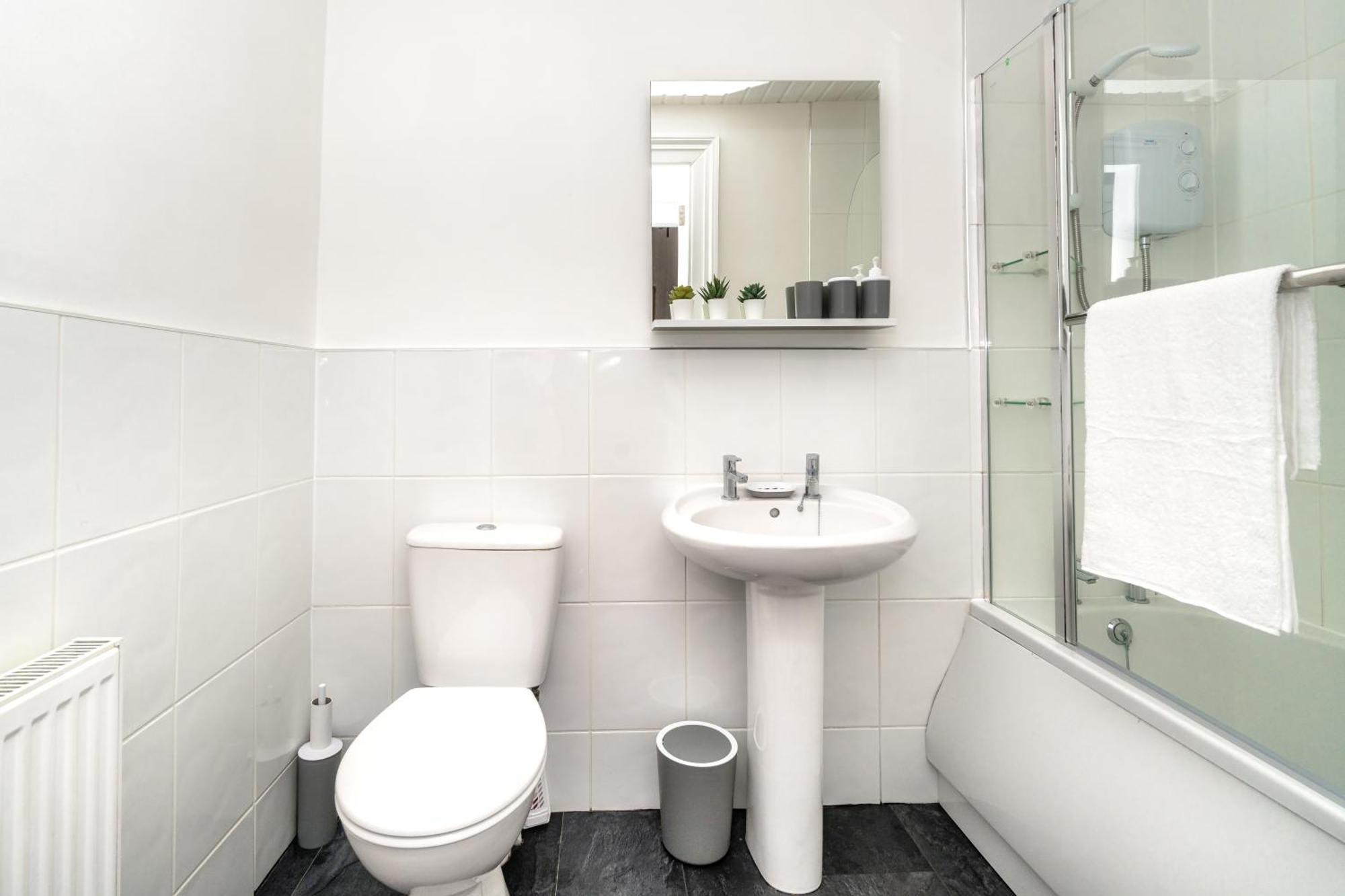 Cosy Retreat - Charming 2-Bed Apartment Greenock Exteriér fotografie